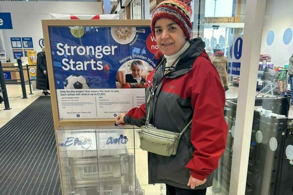 Maria Rodrigues votes for PSPA in Tesco, County Durham